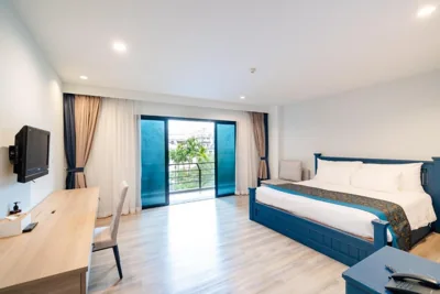 Camera Grand Deluxe doppia con vista sulla piscina + spazio di coworking gratuito — Bhukitta Boutique Hotel Phuket Town